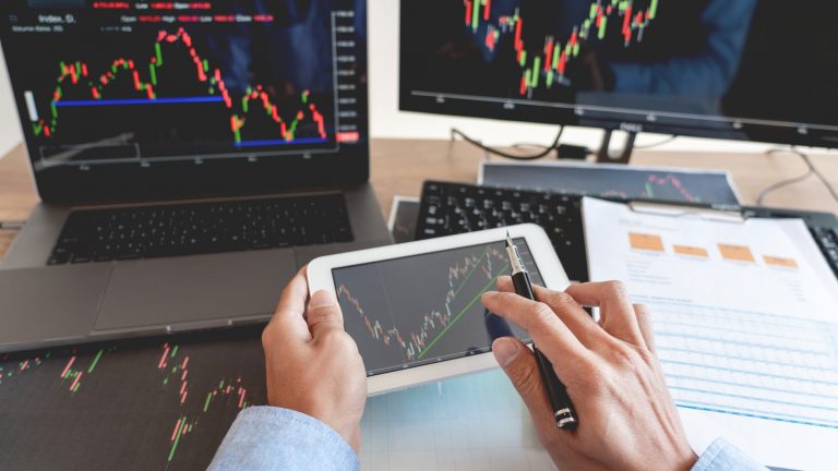 220606 热门外汇交易平台MetaTrader 4的优势 businessman-working-forex-trading-with-laptop-tablet-768x432.jpg