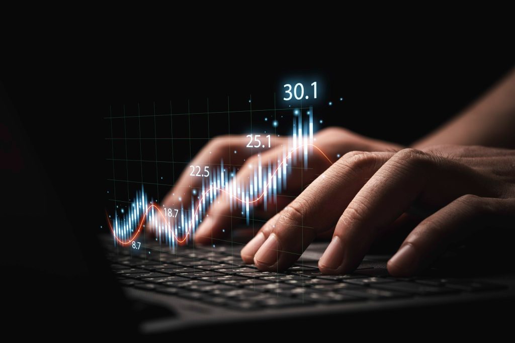 220627 外汇交易5大套利策略 trader-using-laptop-computer-with-technical-graph-chart-analysis-stock-market-investment-concept-1024x682.jpg