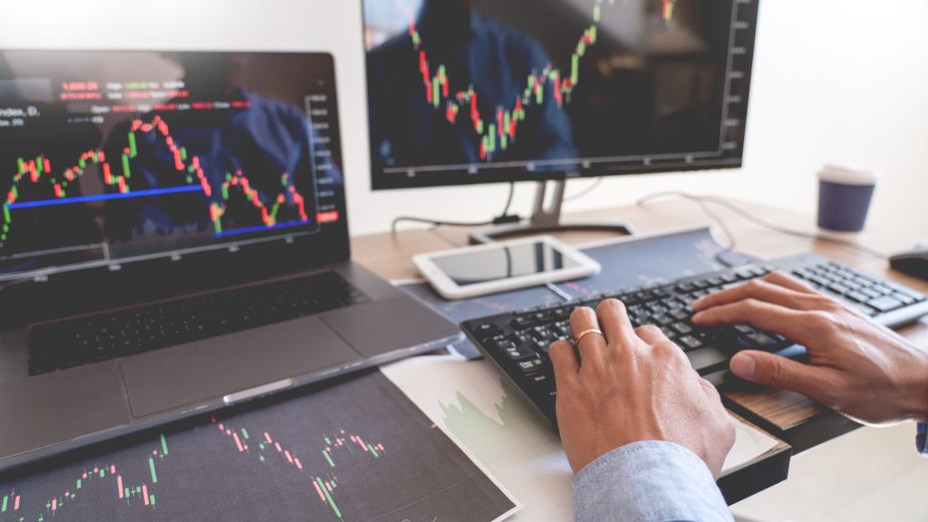 220725 team-broker-traders-talking-about-forex-multiple-computer-screens-stock-market-1024x576.jpg