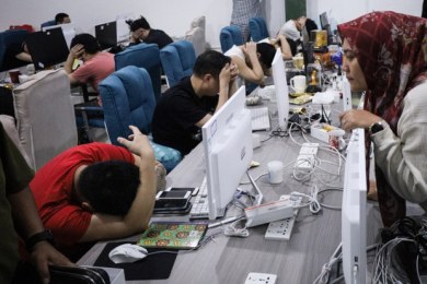 这个印尼诈骗集团专骗中国人，153名华籍网诈嫌疑人被捕后押解回国